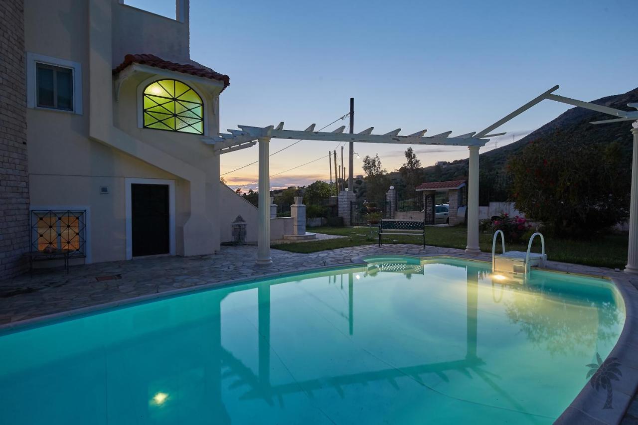 Villa Konstadina With Swimming Pool Kalivia Thorikou Ngoại thất bức ảnh